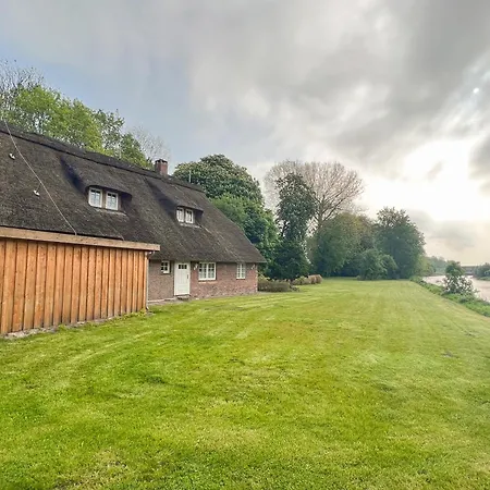 Friesenhaus Fuer 6 Gaeste Mit Grossem Garten Stadland