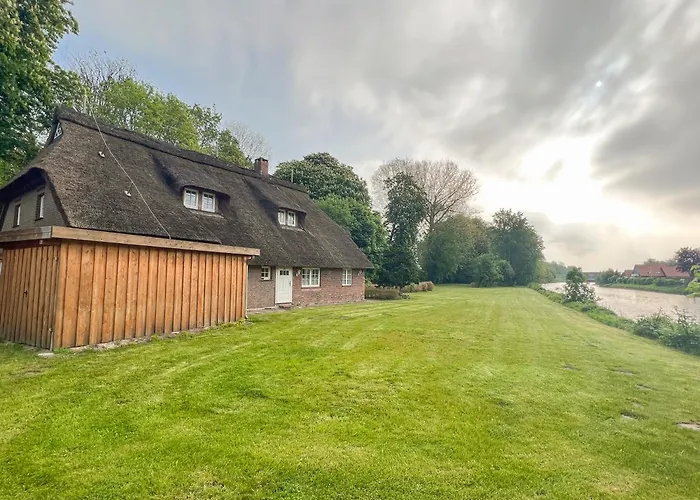 Friesenhaus Fuer 6 Gaeste Mit Grossem Garten Stadland